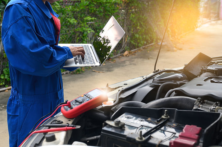 mobile mechanic running a diagnostic