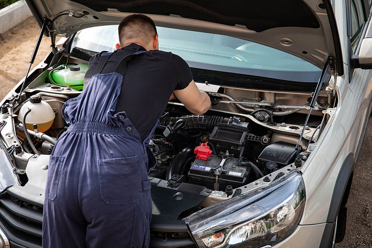 mobile mechanic works in customers driveway